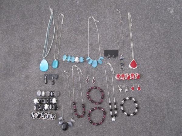 Image 3 of Selection of costume jewellery