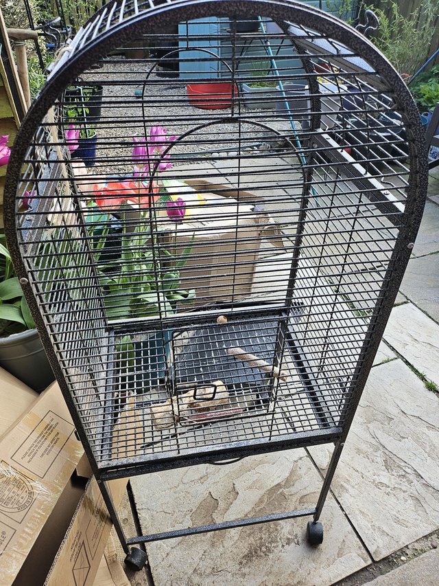 Preview of the first image of Used Great Condition Bird/Parrot Cage.