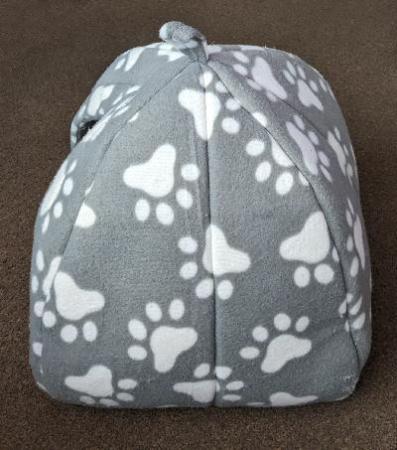 Image 5 of Small Grey / White Pet Igloo For Cats Or Small Dogs    BX49