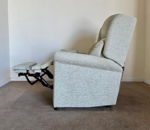 Image 18 of LUXURY ELECTRIC RISER RECLINER DUAL MOTOR GREEN CAN DELIVER