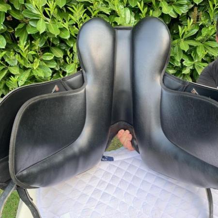 Image 19 of Thorowgood T4 17.5 inch High Wither Dressage saddle
