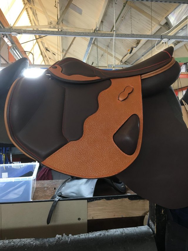 Preview of the first image of 17.5 jump saddle medium / wide fit very attractive jump sadd.