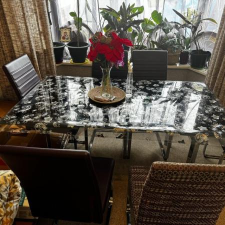 Image 2 of Glass extensible dining table+ 8 chairs in good condition