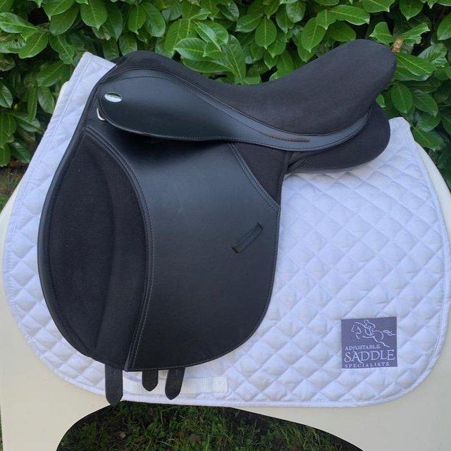 Preview of the first image of Thorowgood T6 17 inch cob saddle.