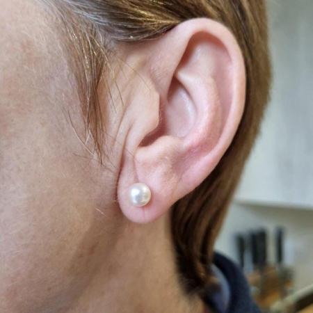Image 2 of Cultured saltwater pearl stud earrings – 9ct gold