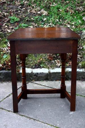 Image 100 of A TITCHMARSH AND GOODWIN OAK CANTED HALL TABLE LAMP STAND