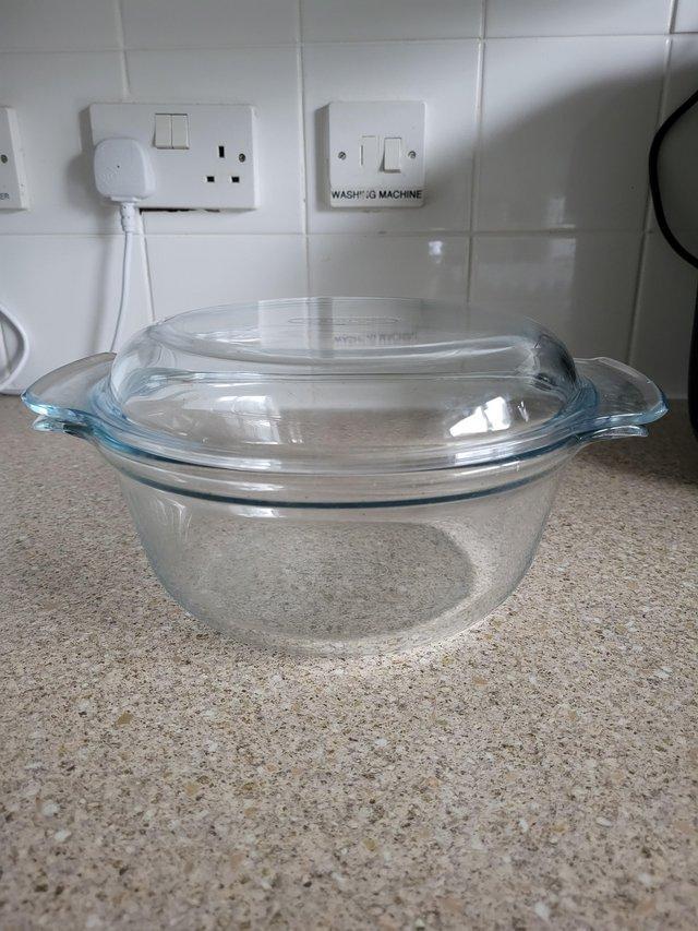 Preview of the first image of Pyrex Classic Glass Round Casserole Easy Grip With Lid 3L.