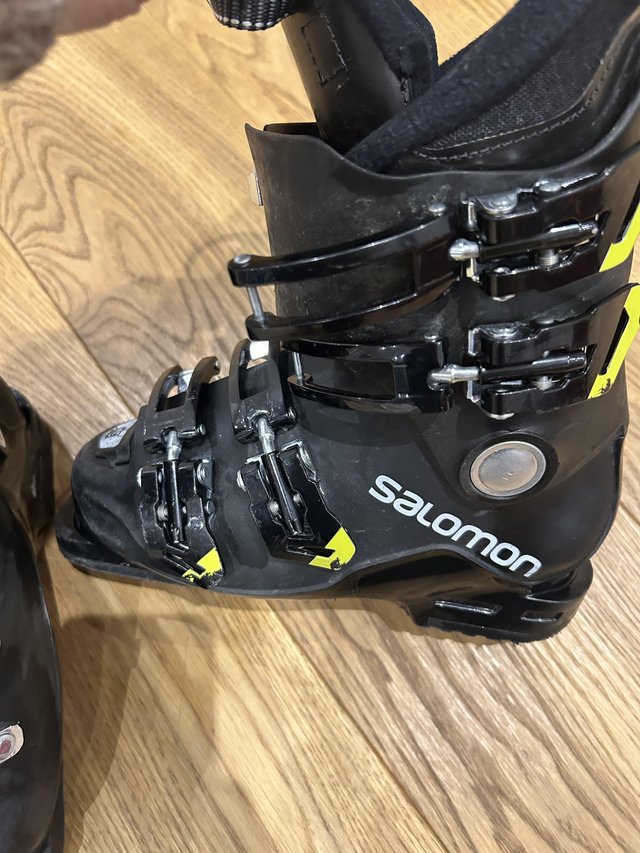 Preview of the first image of Salomon ski boots for a 30-31 shoe size.