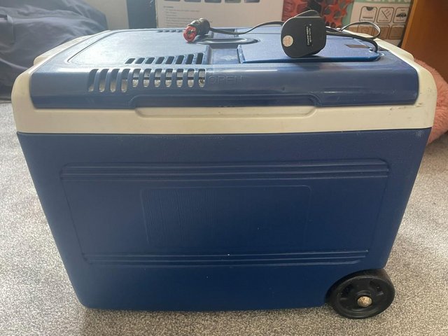 40L thermoelectric mains cool box — Sports & Fitness in Canvey Island