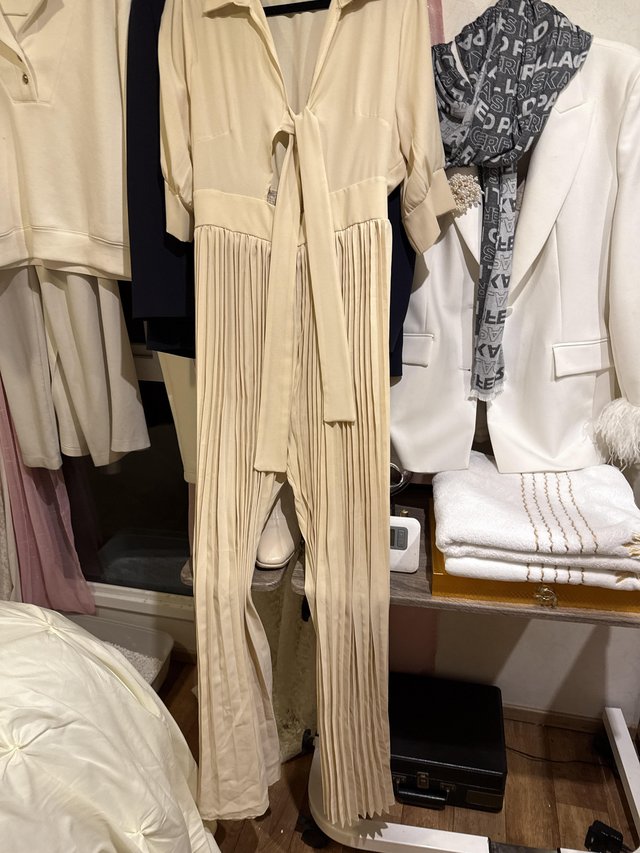 Cat suit pleated trousers cream L/XLnever worn — Furniture & Homeware in Wickford