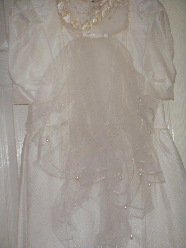 Preview of the first image of WEDDING DRESS IN GOOD CONDITION.