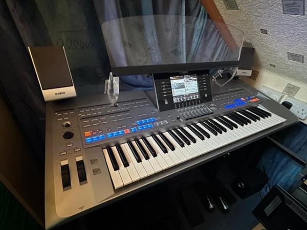 Image 3 of Yamaha Tyros 5 61-note Keyboard and speakers
