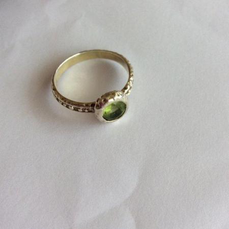 Image 2 of Pretty silver ring with green stone