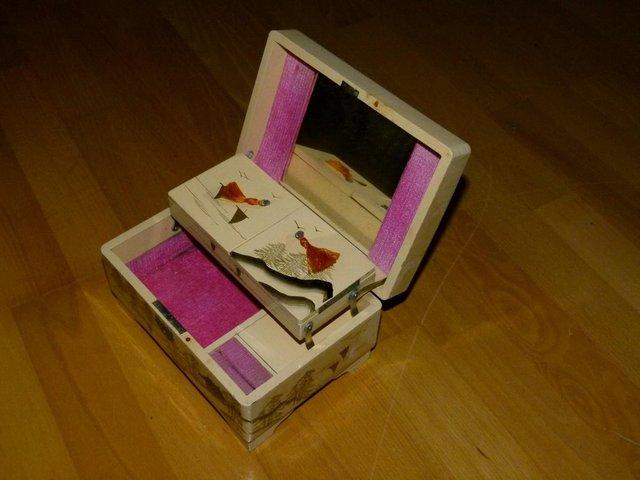 Preview of the first image of musical jewellery box.