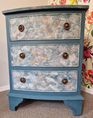 Image 1 of Small chest of drawers in blues & gold