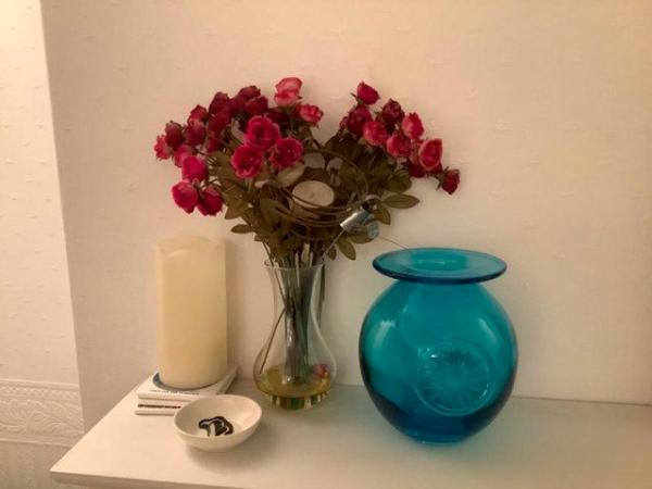 Image 2 of New Dartington Crystal Flower Globe Vase (Turquoise).