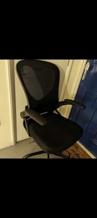 Image 3 of Office chair and desk (like new)