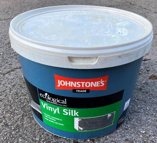 Preview of the first image of JOHNSTONE'S TRADE VINYL SILK PAINT BRILLIANT WHITE INTERIOR.