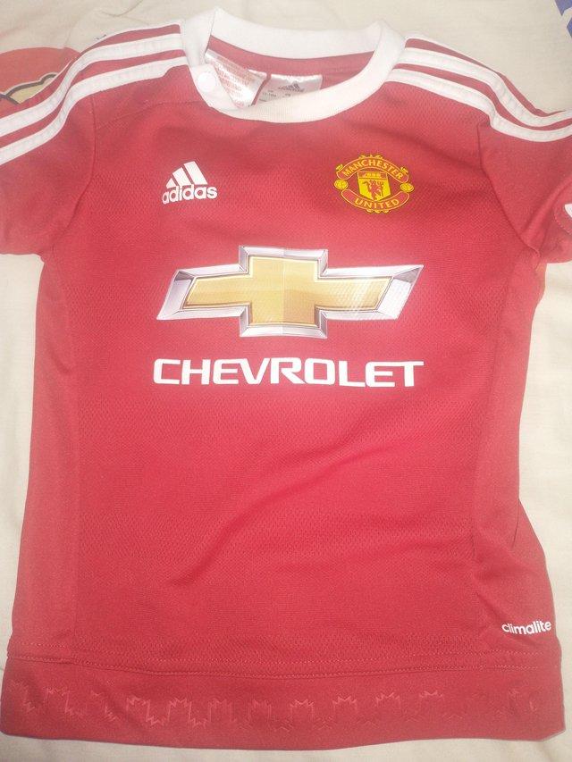 Preview of the first image of Manchester United football shirt.