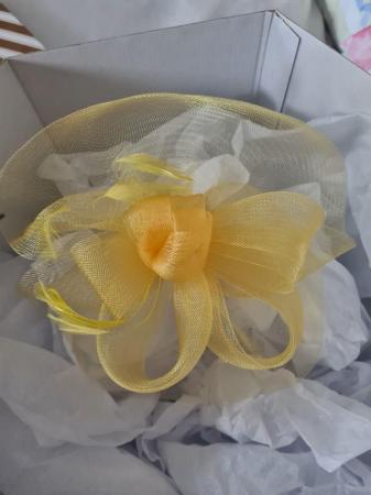 Image 1 of Fascinator in yellow, worn once.