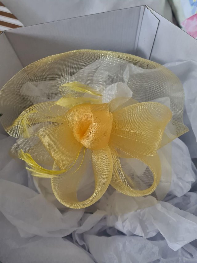 Preview of the first image of Fascinator in yellow, worn once..