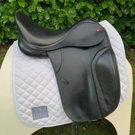 Image 7 of Thorowgood T8 17” Low Profile Dressage saddle (S2920)
