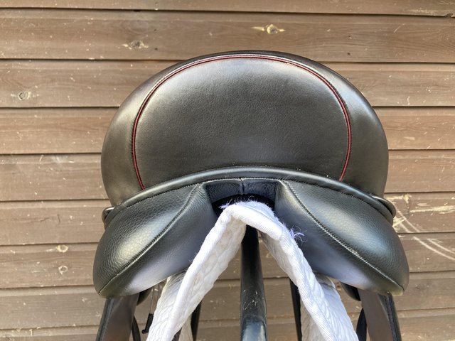 Preview of the first image of Beautiful English Leather Dressage Saddle 17.5’ MW.