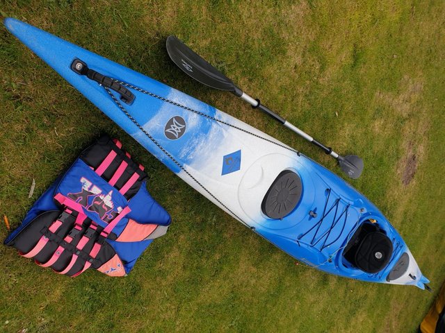PERCEPTION TOURING KAYAK WITH PADDLE AND LIFEJACKET