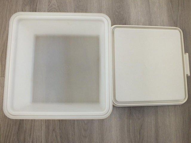 Preview of the first image of Tupperware Cake Serving Storage Container.