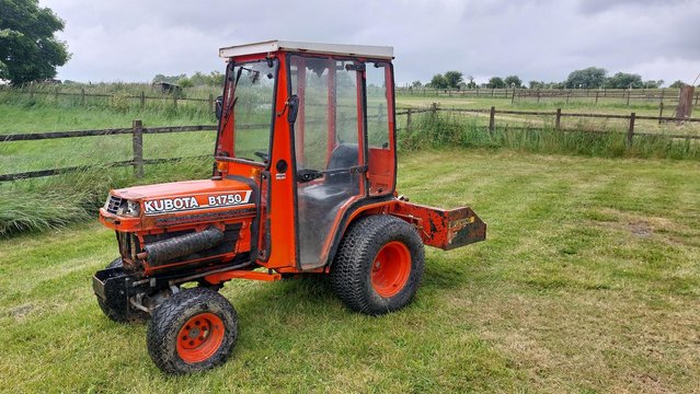 Preview of the first image of Kubota B1750 Compact Tractor with grass topper and link box.