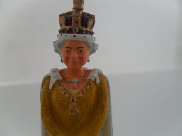 Image 11 of 3 William Britain's Queen Elizabeth wearing traditional gown
