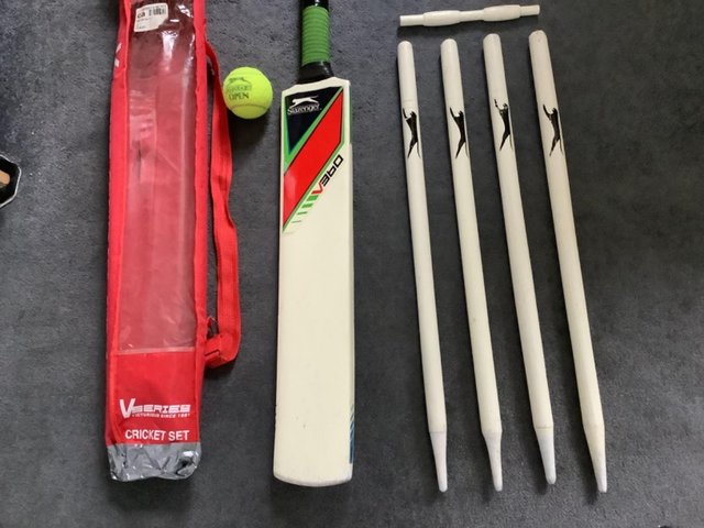 Preview of the first image of CRICKET SET - SIZE 6 - CARRYING BAG.