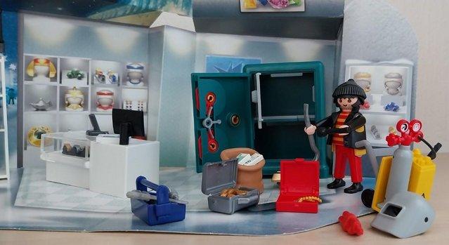 Image 2 of Playmobil - Police at jewel store robbery