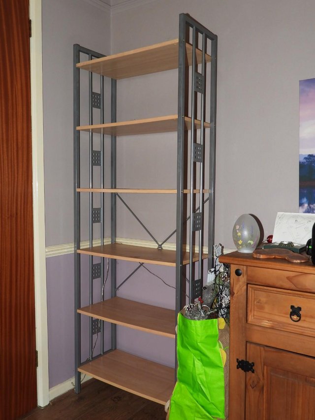 Tall shelf with 6 platforms — Books & Magazines in Maldon