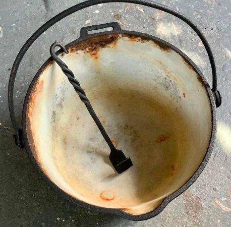 Image 1 of Cast iron pot bellied cook pot