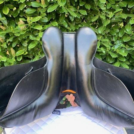 Image 14 of Kent & Masters 17 inch  S-Series High Wither Dressage Saddle