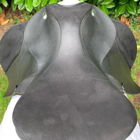 Image 24 of Thorowgood T4 17 inch high wither dressage saddle