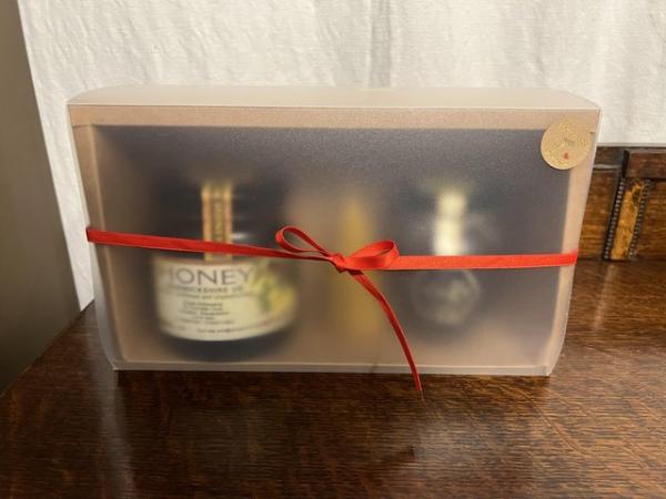 Image 9 of Honey and beeswax candles gift set