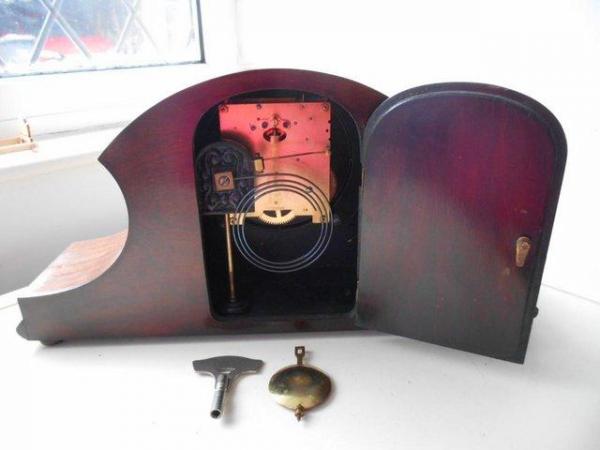 Image 3 of Mantle clock with lovely inlay detail