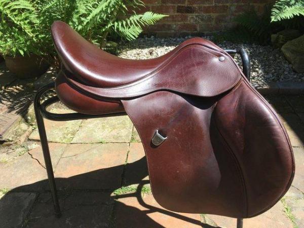 Image 6 of 17.5” BATES brown AP saddle, adjustable gullet, VGC, £500
