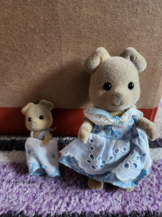 Preview of the first image of Vintage Sylvanian Families The Forrester family (dog).