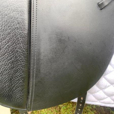 Image 7 of Kent and Mastes 17.5" cob dressage saddle (S3100)