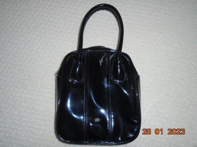 Preview of the first image of Suzy Smith vintage zipped black patent handbag.
