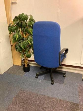 Image 2 of Comfortable blue office swivel/desk/task/computer chair