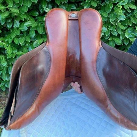 Image 9 of Bates Caprilli 17.5 inch gp saddle