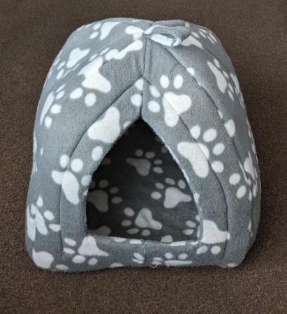 Image 3 of Small Grey / White Pet Igloo For Cats Or Small Dogs    BX49