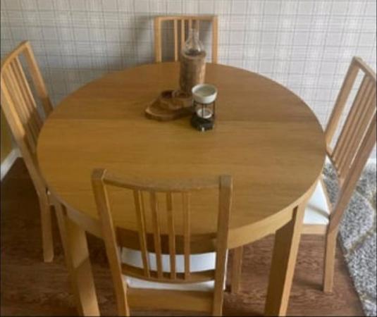 Image 1 of 4-6 seater Oak extendable dining table