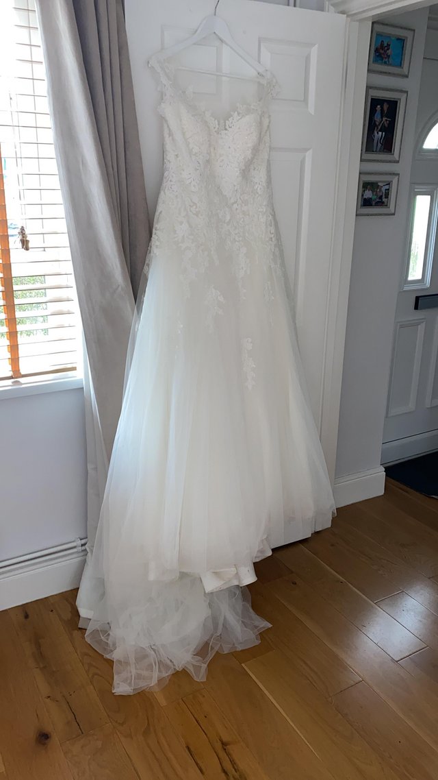 Preview of the first image of Wedding dress size 20 ivory lace.