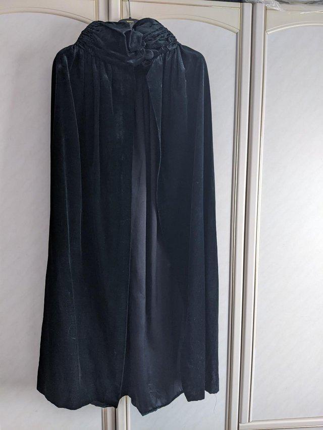 Preview of the first image of Black velvet Cloak - vintage Fully lined.