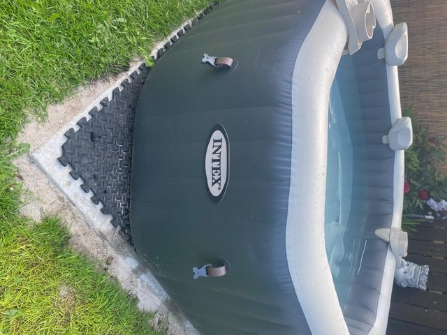 Preview of the first image of INTEX hot tub verry good condition.